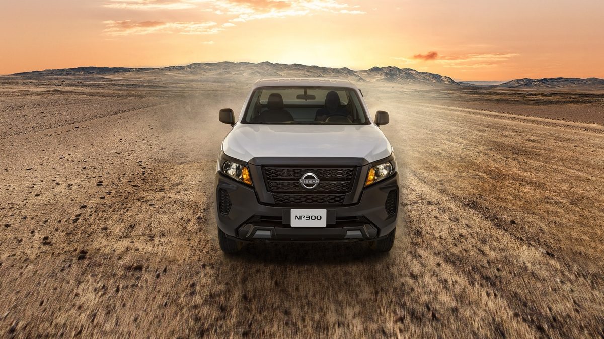 Vista frontal de Nissan NP300 blanca recorriendo el camino con potencia imparable