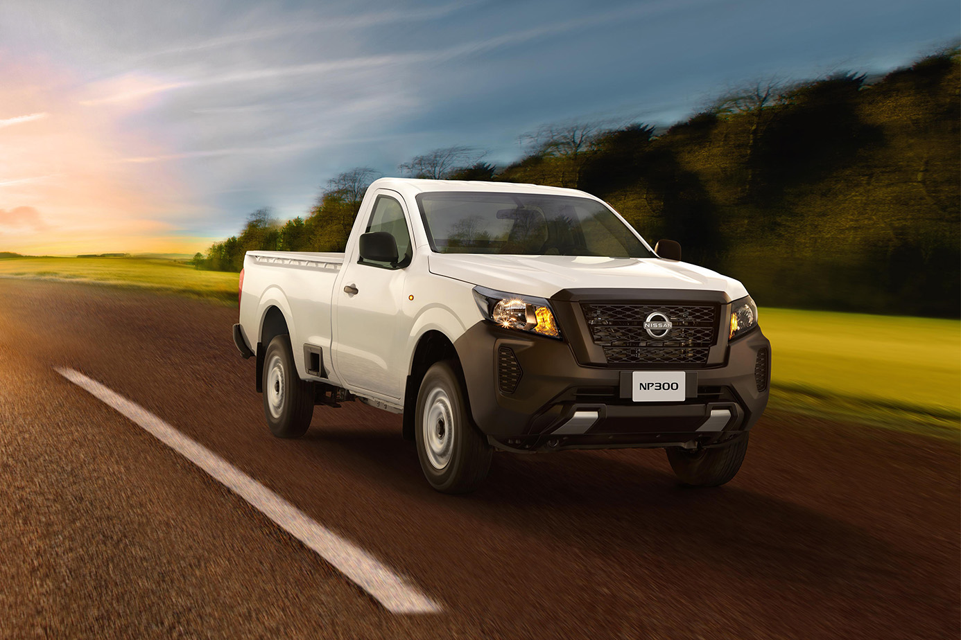 Vista tres cuartos frontal de Nissan NP300 alejándose de la puesta de sol