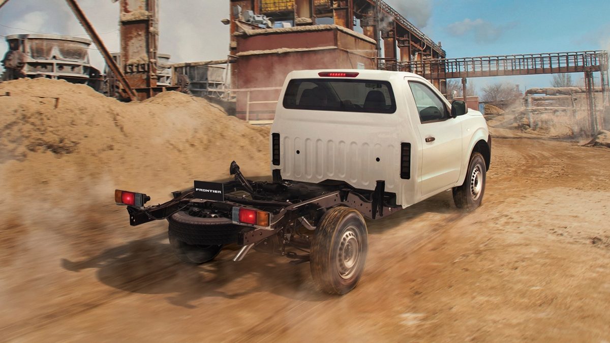 Vista trasera de Nissan NP300 2023 en versión chasis  mostrando ser imparable en cualquier terreno