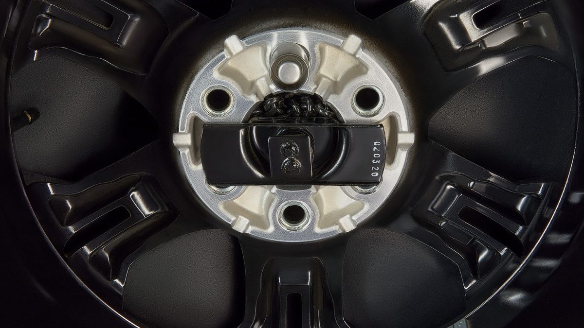 Detalle del seguro para la llanta de refacción de Nissan NP300