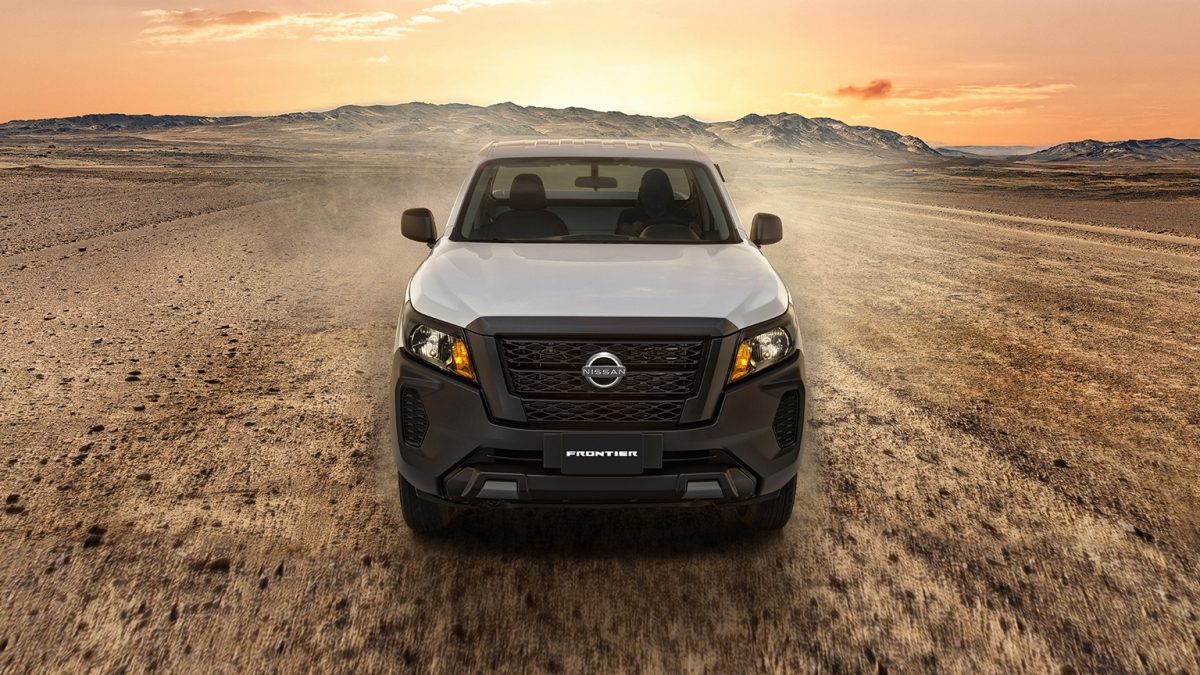 Vista frontal de Nissan NP300 blanca recorriendo el camino con potencia imparable