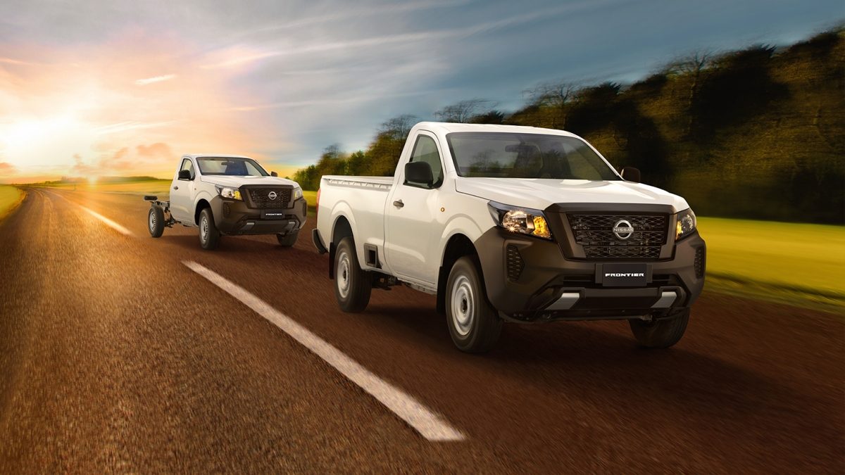 Vista tres cuartos frontal de dos Nissan NP300 recorriendo la autopista hacia una nueva jornada de trabajo