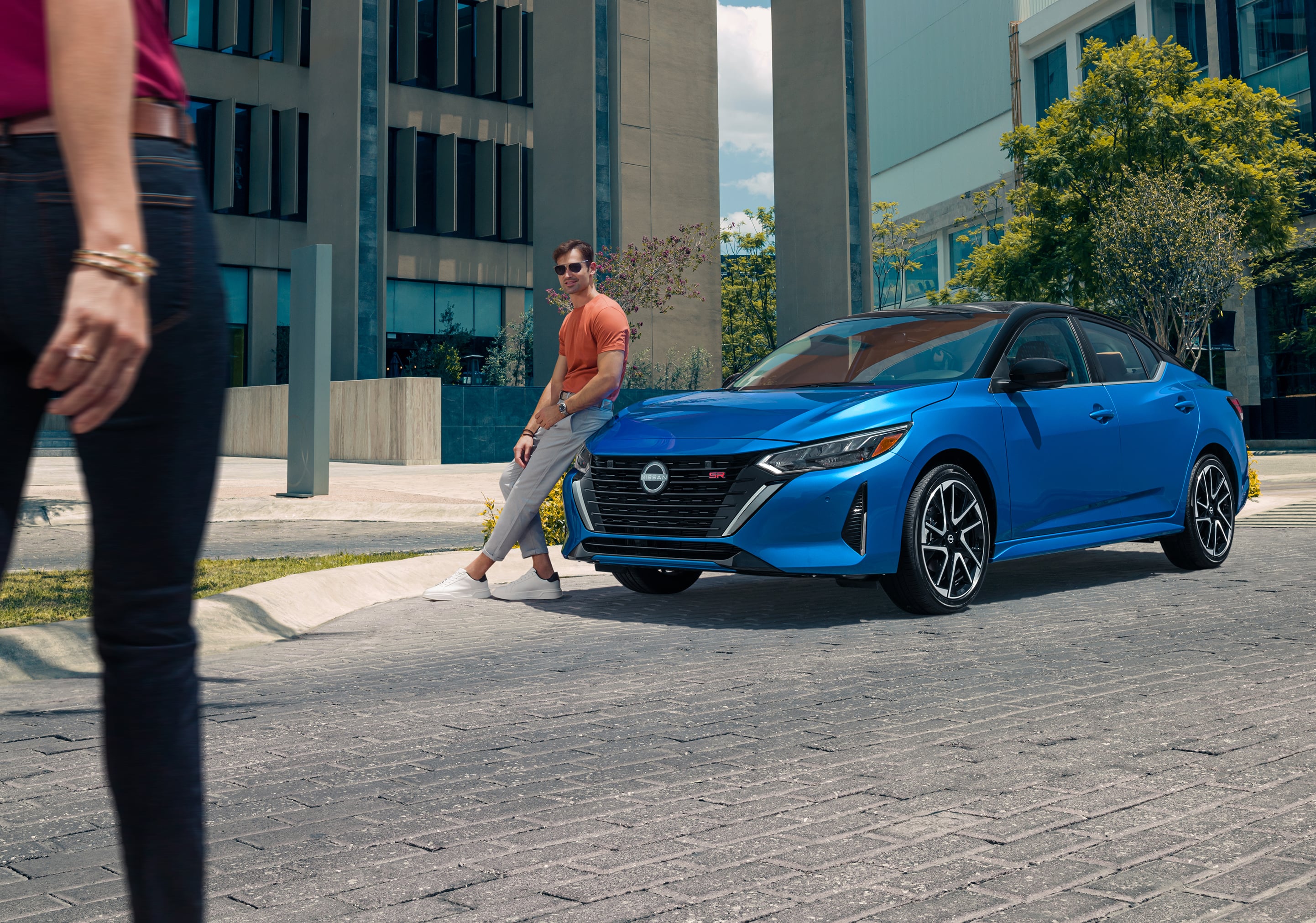 Nissan Sentra color azul en ciudad