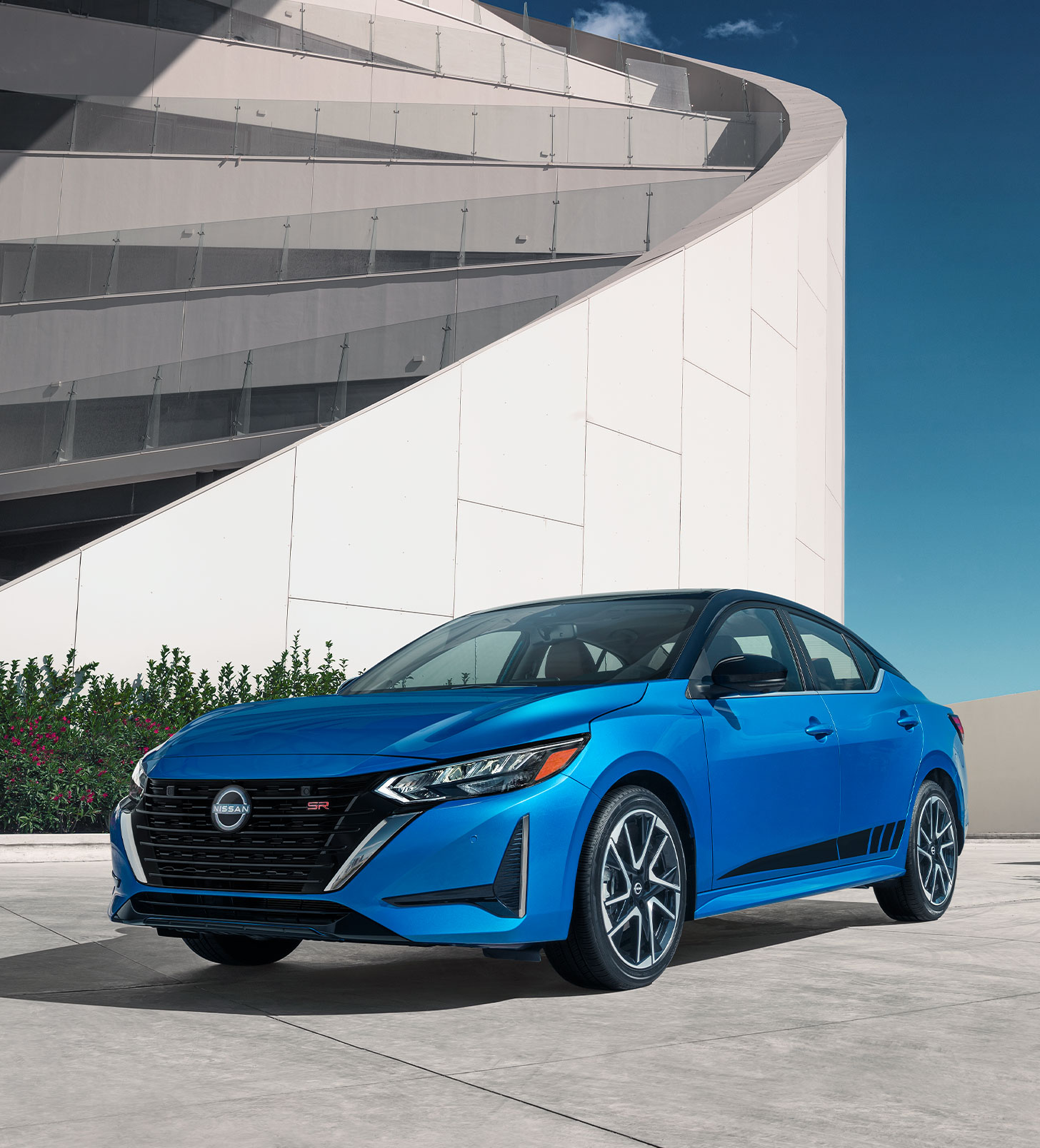 El Nissan Sentra en azul eléctrico se presenta imponente, una visión de modernidad y seguridad, siempre respaldado por la confiable asistencia vial 24/7