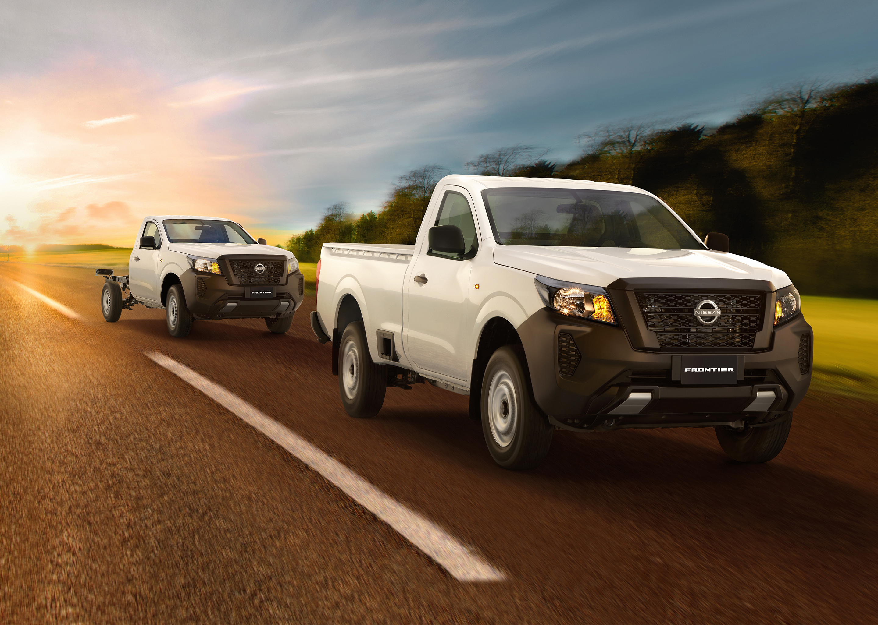 Vista tres cuartos frontal de Nissan NP300 alejándose de la puesta de sol