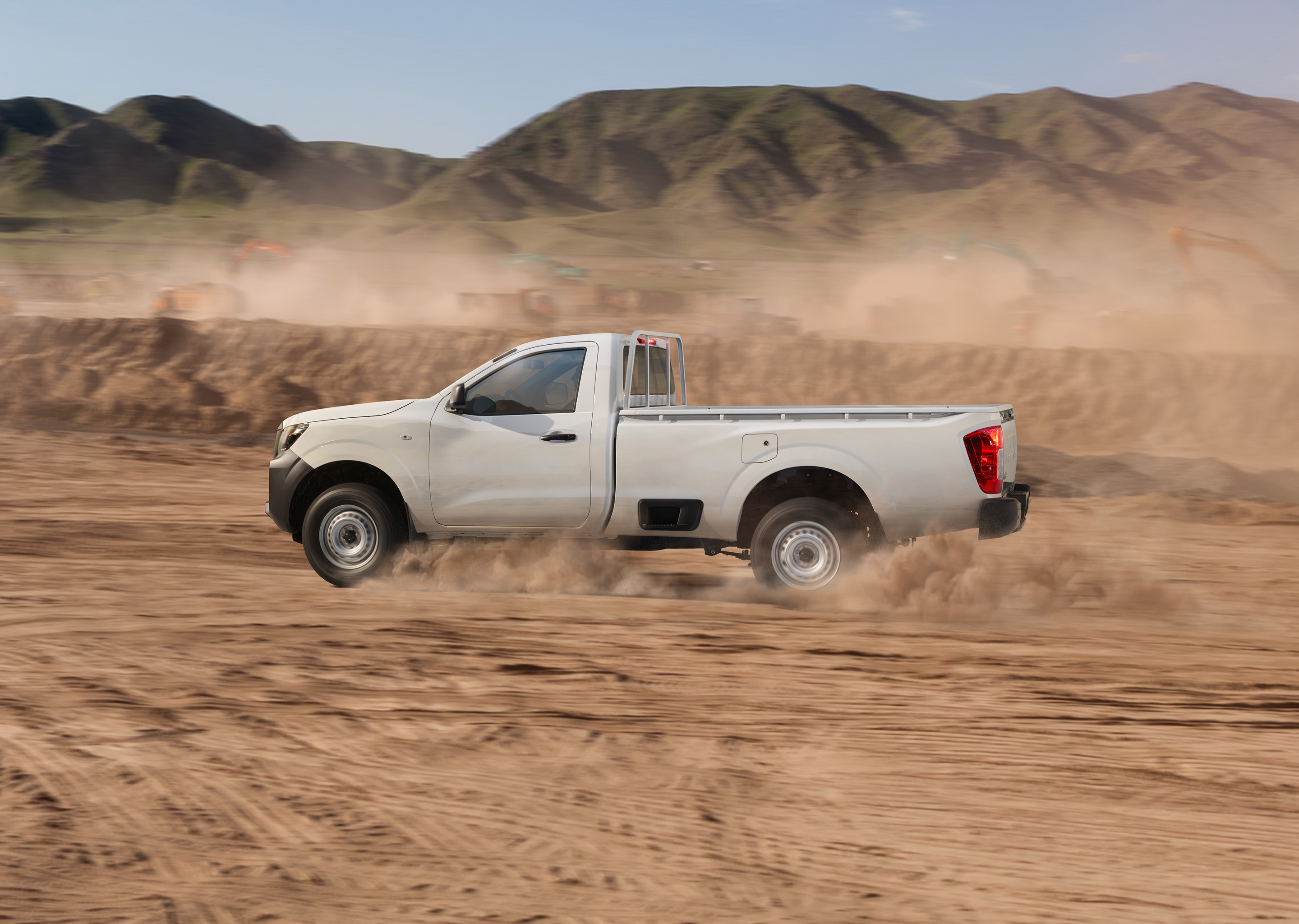 Vista lateral de Nissan NP300 recorriendo el off road como solo una imparable puede hacerlo