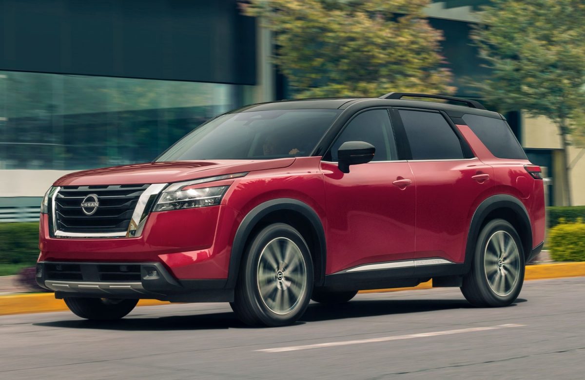 Imagen del nuevo Nissan Pathfinder conduciendo en la ciudad