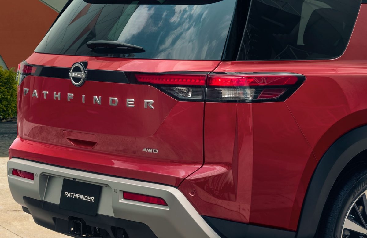 Nameplate de Pathfinder incrustado en la parte posterior del nuevo Nissan Pathfinder.