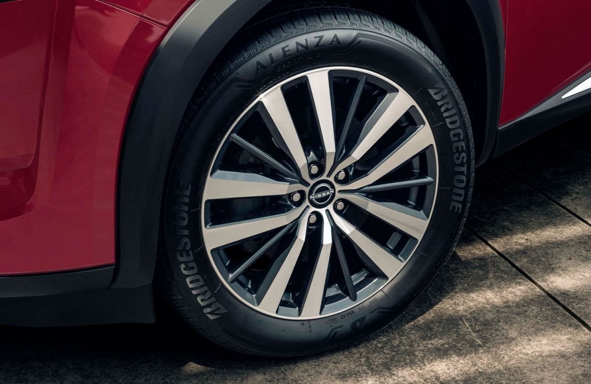 Rines de 20" del nuevo Nissan Pathfinder (llanta frontal del lado del conductor)