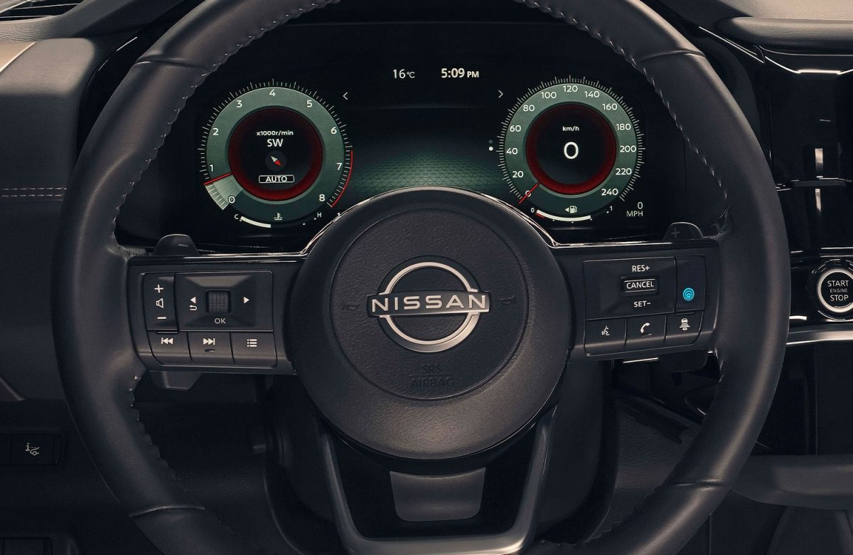 Volante con nuevo emblema de la marca y tablero digital de Nissan Pathfinder
