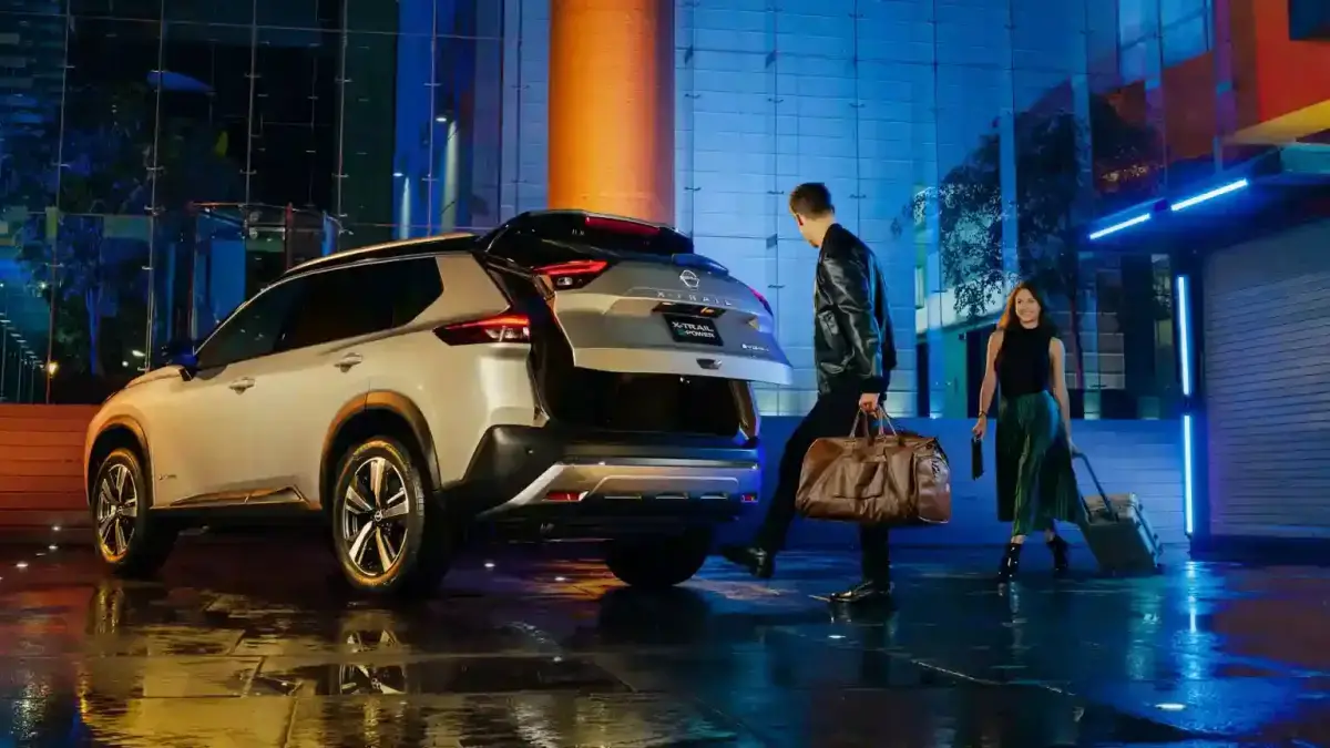 Apertura eléctrica de baúl de camioneta híbrida Nissan Xtrail ePower