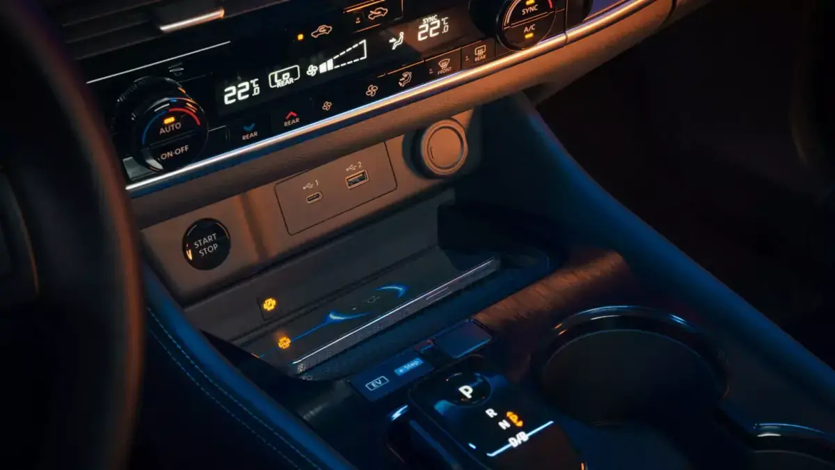 Cargador de smartphone inalámbrico en camioneta híbrida Nissan Xtrail ePower