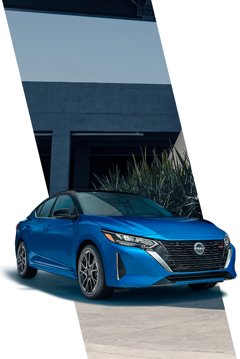 Detalle del diseño frontal del Nissan Sentra 2024 en color azul bi-tono, destacando su parrilla y faros angulares.