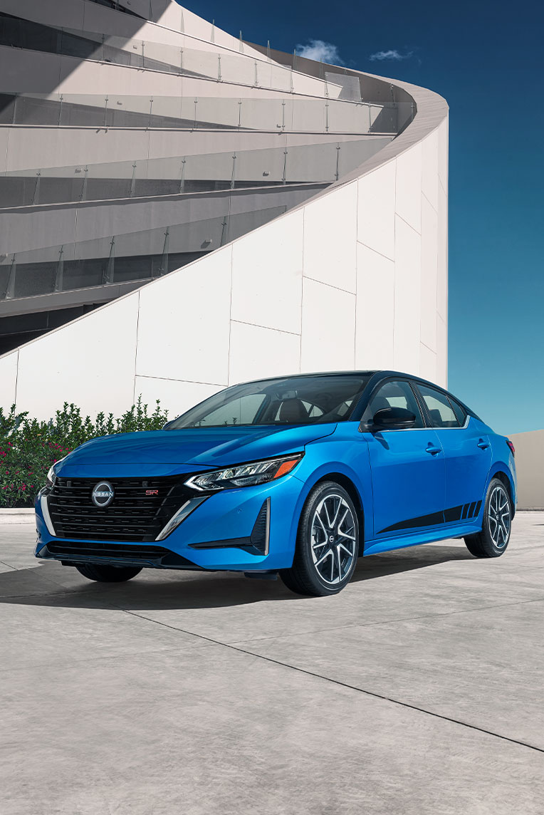El Nissan Sentra 2024 en azul eléctrico se presenta imponente, una visión de modernidad y seguridad, siempre respaldado por la confiable asistencia vial 24/7