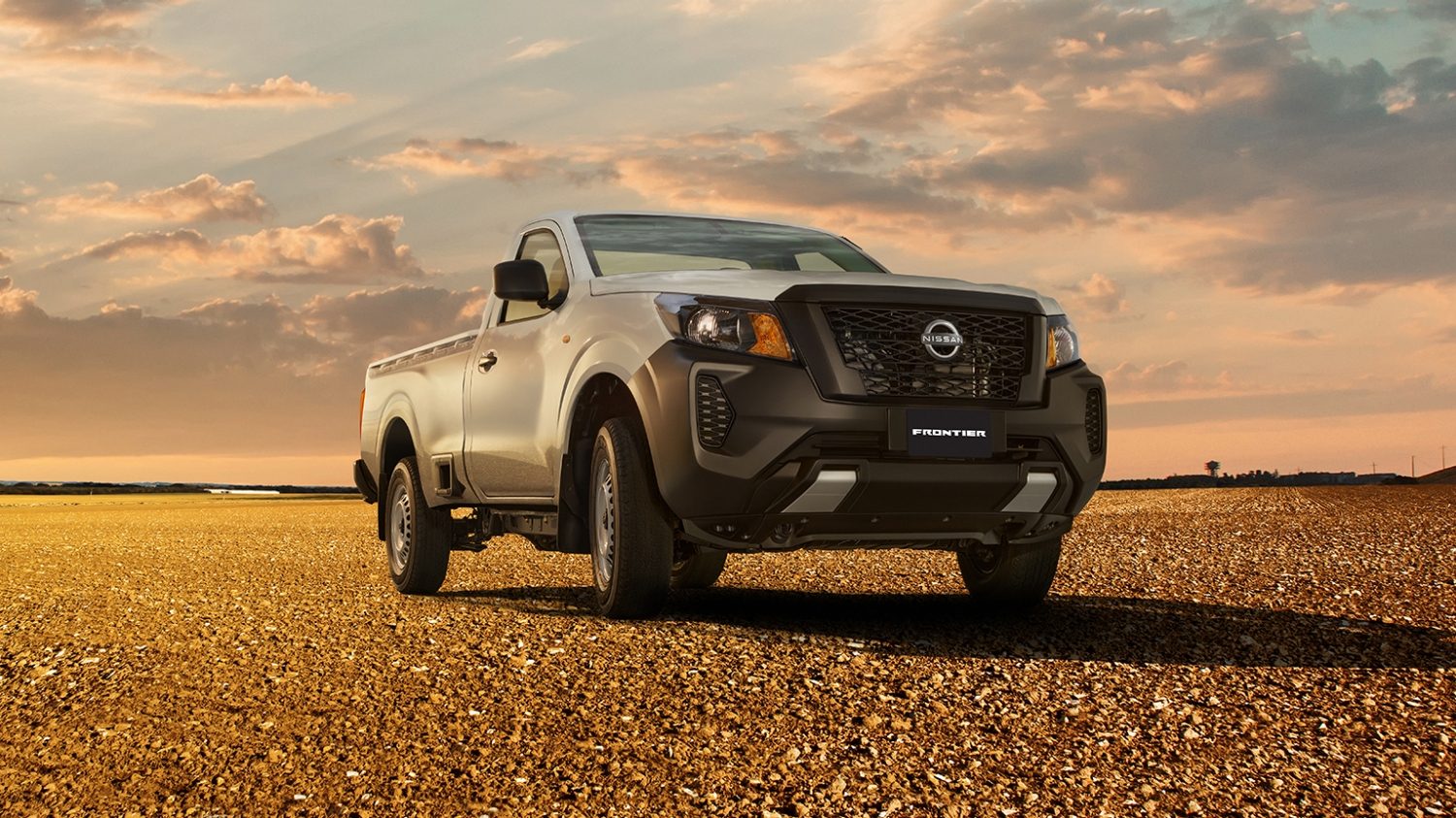 Vista tres cuartos frontal contrapicado de Nissan NP300 luciendo imponente e imparable