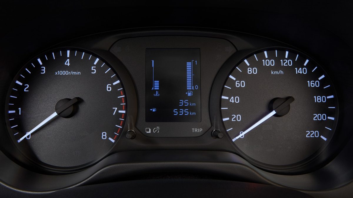 Detalle de tacómetro y velocímetro de Nissan NP300