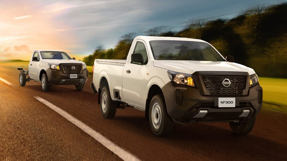 Vista tres cuartos frontal de dos Nissan NP300 recorriendo la autopista hacia una nueva jornada de trabajo