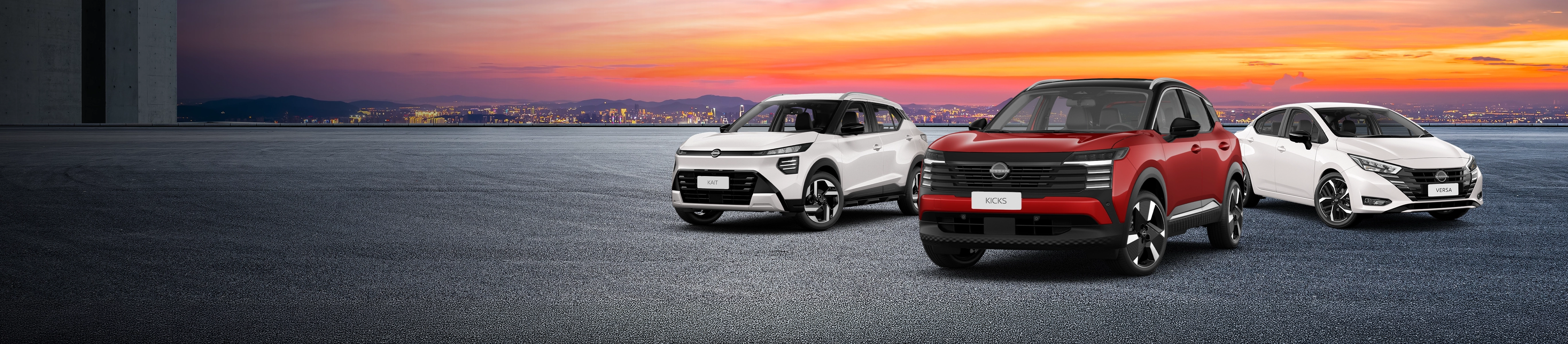 Lineup de veículos Nissan: SUV Kicks, SUV X-Trail e sedan Versa, em asfalto com horizonte urbano ao pôr do sol.