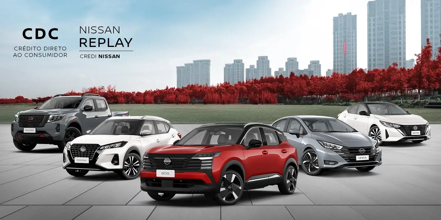 Linha de 5 veículos Nissan: picape Frontier, Kicks Play, Versa e Sentra. Kicks vermelho no centro. Textos "CDC" e "NISSAN REPLAY CREDI NISSAN" estão em destaque.