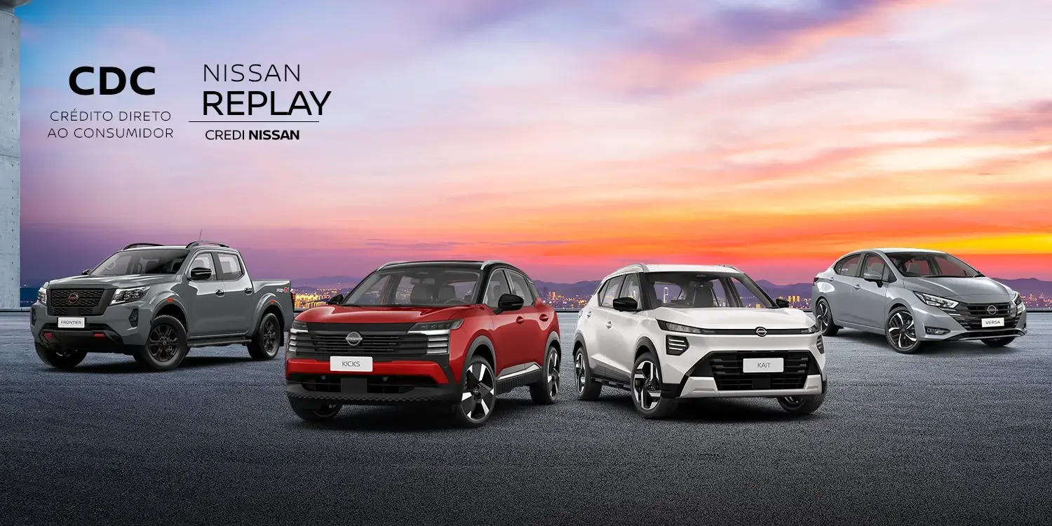 Linha de 5 veículos Nissan: picape Frontier, Kicks Play, Versa e Sentra. Kicks vermelho no centro. Textos "CDC" e "NISSAN REPLAY CREDI NISSAN" estão em destaque.
