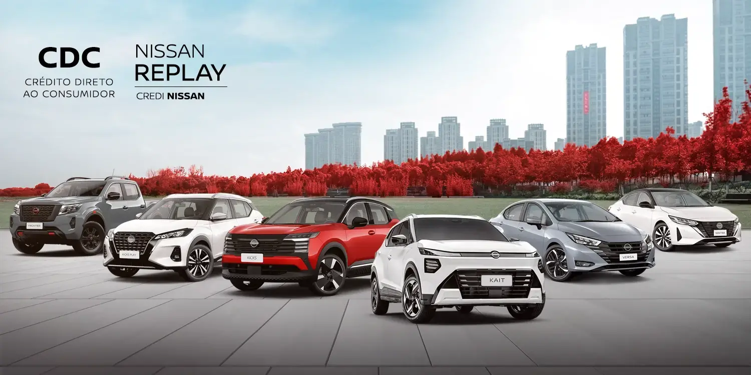 Linha de 5 veículos Nissan: picape Frontier cinza, Kicks Play branco, Kicks vermelho no centro, Versa cinza e Sentra branco. Fundo com cidade e árvores vermelhas.