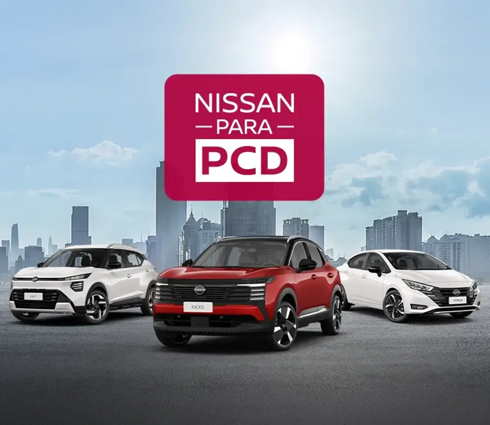 Visão frontal de três carros da Nissan alinhados: Kait branco à esquerda, Kicks vermelho ao centro e Versa branco à direita sob um selo com a inscrição "Nissan para PCD".