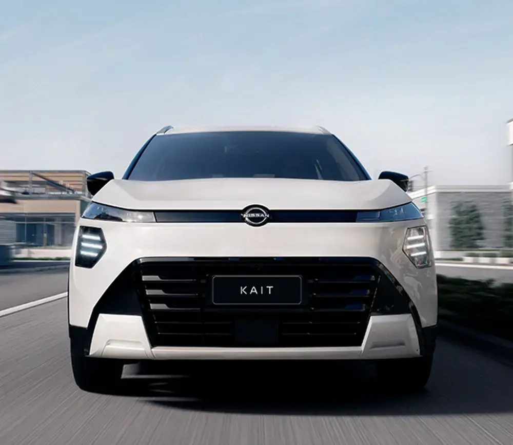 Visão totalmente frontal do SUV Nissan Kait branco centralizado na imagem.