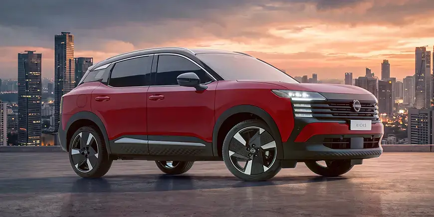Vista lateral do SUV Nissan Kicks vermelho.
