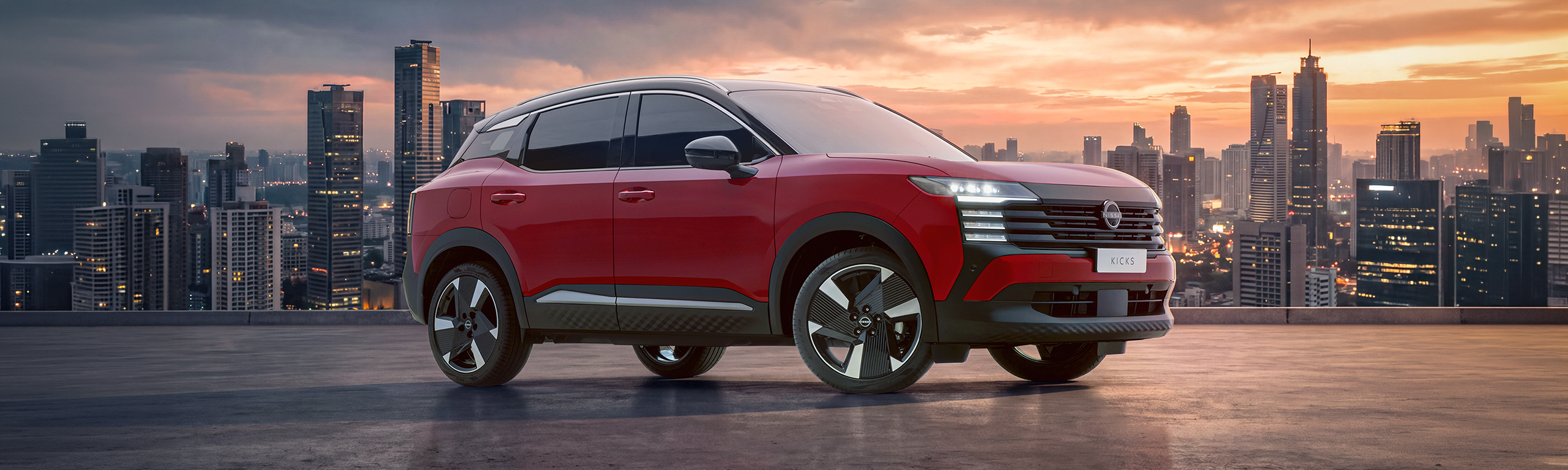 Vista lateral do SUV Nissan Kicks vermelho.