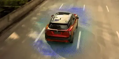 Sistema de iluminação e sensores de monitorização perimétrica 360 graus do novo Nissan Kicks, demonstrando o escudo de segurança inteligente e assistência ao condutor.