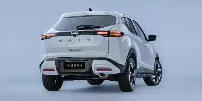 Vista traseira do SUV Nissan Kait branco , com destaque para o design dos faróis, porta-malas e logótipo da marca.