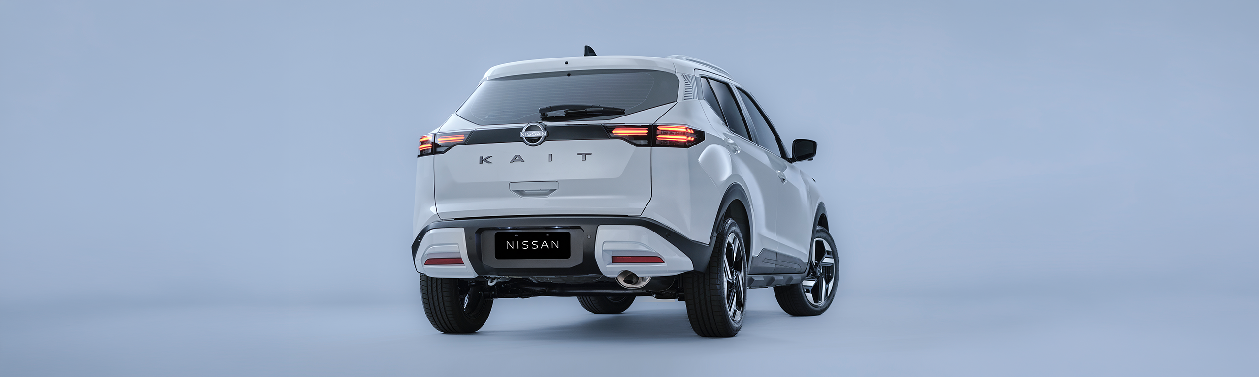 Vista traseira do SUV Nissan Kait branco , com destaque para o design dos faróis, porta-malas e logótipo da marca.