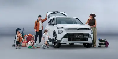SUV Nissan Kicks vermelho com teto preto, visto de cima em ângulo diagonal.