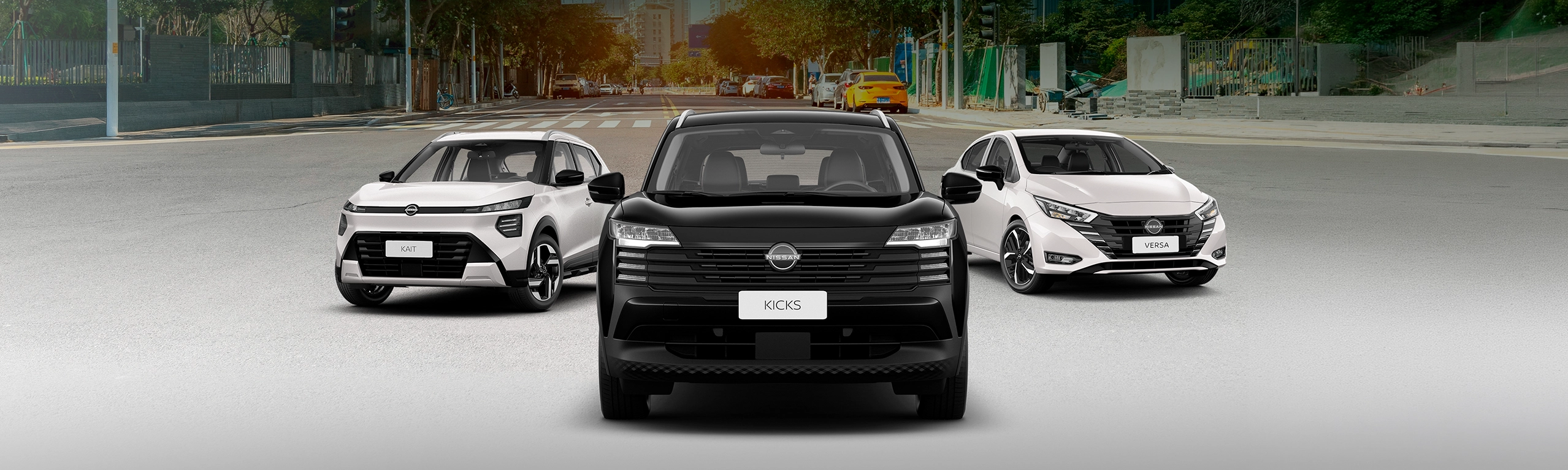 Três carros alinhados de frente em uma rua: Nissan Kicks preto ao centro, ladeado por dois modelos brancos.