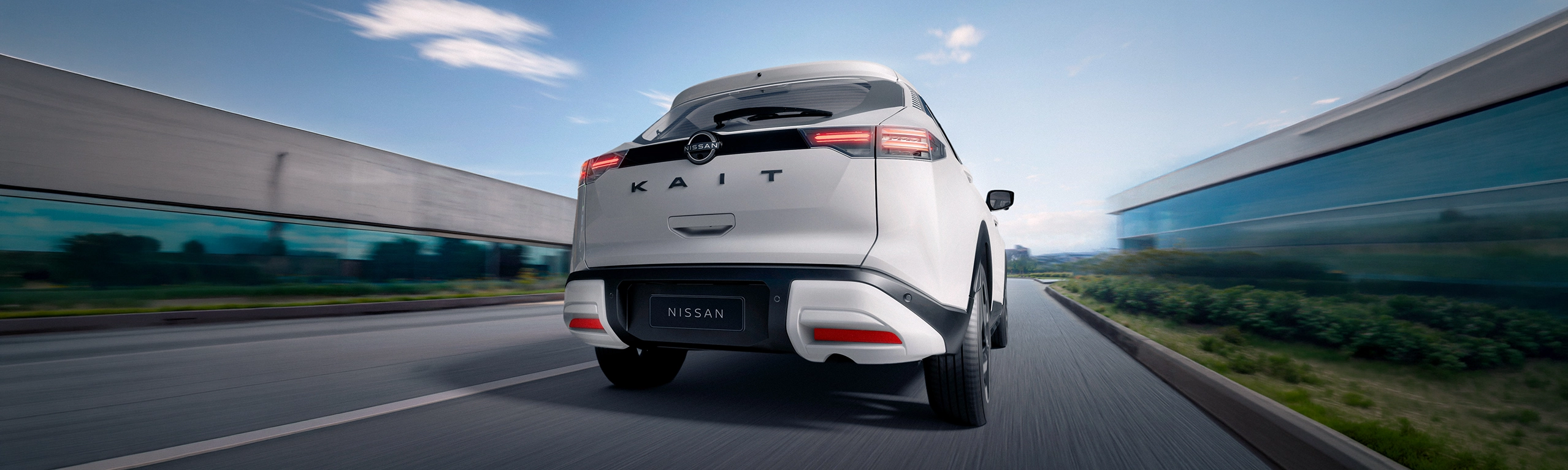 Traseira de um Nissan Kait SUV branco estacionado na entrada de uma casa de arquitetura moderna, com destaque para o design das lanternas.