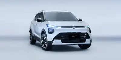 Veículo SUV branco estacionado em fundo neutro, com a palavra 'KAIT' na placa dianteira.