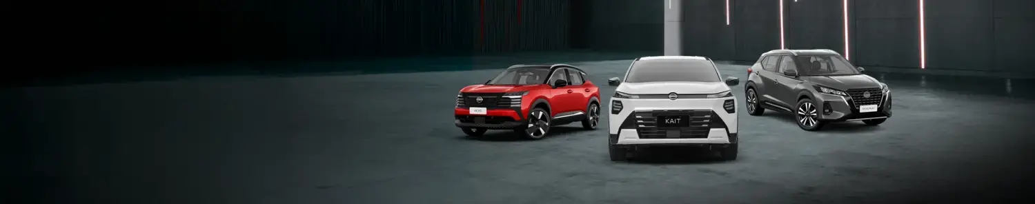 Nissan Kicks branco estacionado em um espaço moderno e escuro. Ao fundo, uma janela redonda mostra uma paisagem urbana com árvores vermelhas.