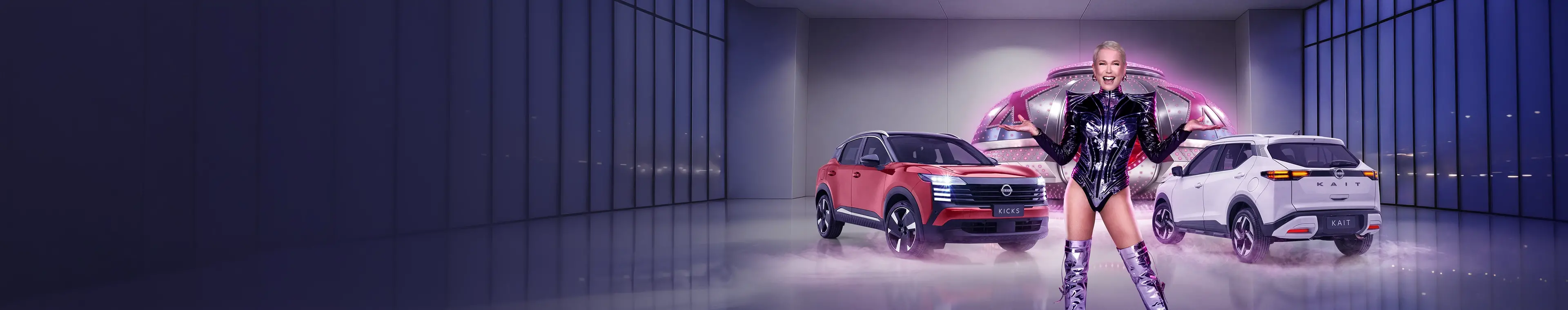  Propaganda da Nissan mostrando a apresentadora Xuxa com um traje futurista metálico roxo, de braços abertos. Atrás dela, há uma nave espacial posicionada entre dois carros Nissan, um Nissan Kicks vermelho e um Nissan Kait branco. No topo, lê-se "Comparou, Comprou - Nissan" e o logotipo da nissan.
