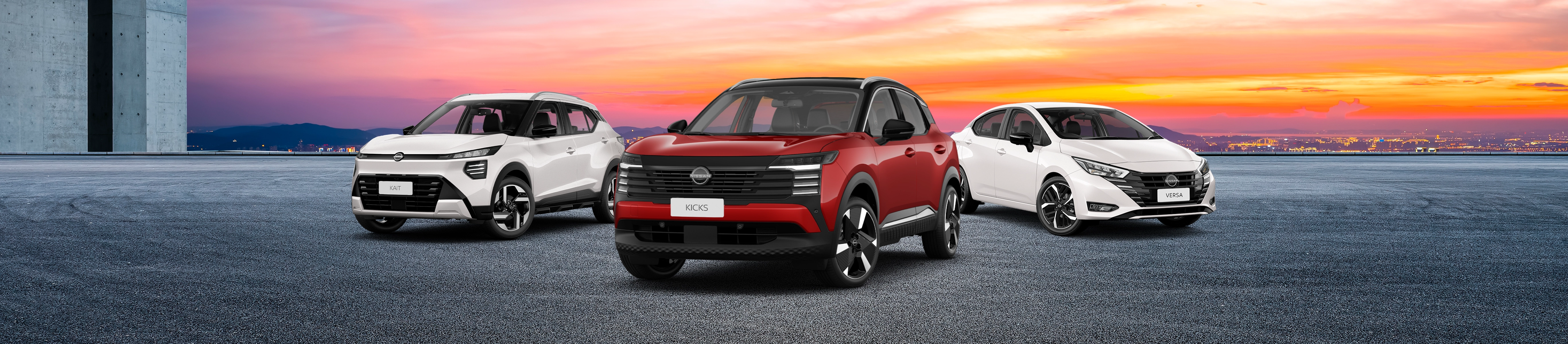Lineup de veículos Nissan: SUV Kicks, SUV X-Trail e sedan Versa, em asfalto com horizonte urbano ao pôr do sol.