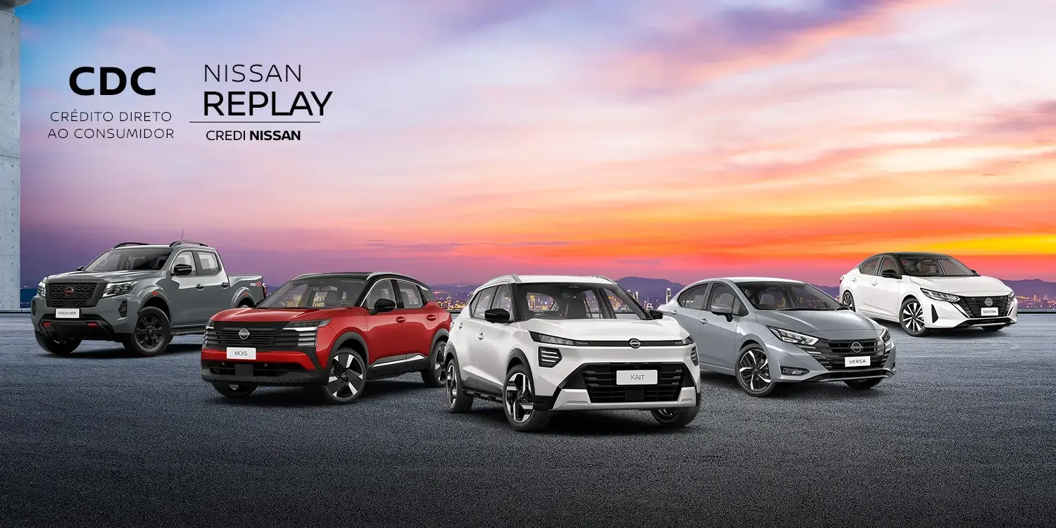 Linha de 5 veículos Nissan: picape Frontier cinza, Kicks Play branco, Kicks vermelho no centro, Versa cinza e Sentra branco. Fundo com cidade e árvores vermelhas.
