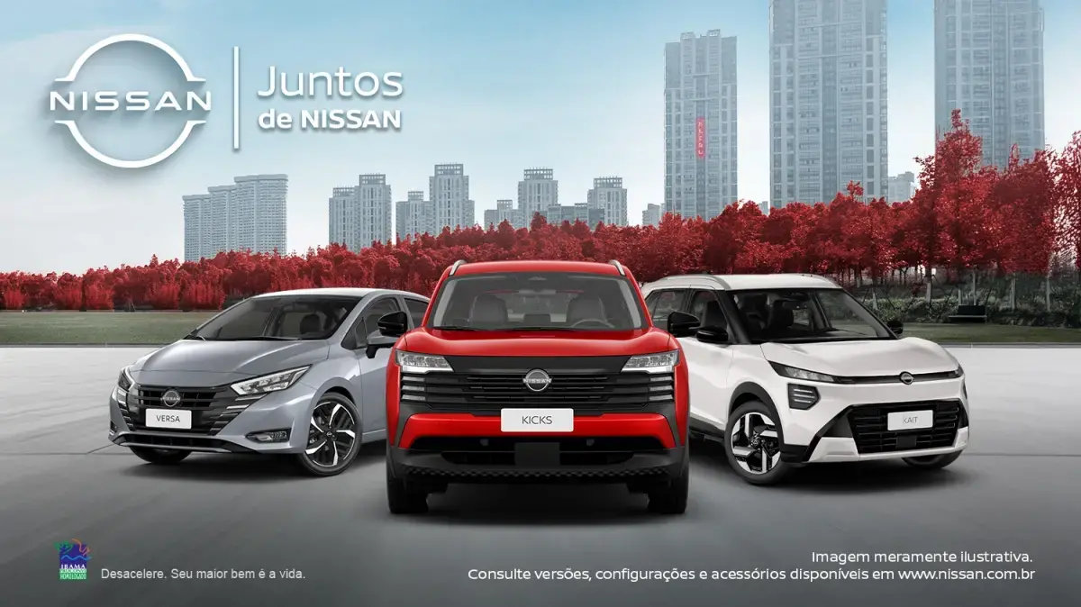 untos de NISSAN" exibindo três carros alinhados de frente: um Versa prata à esquerda, um Kicks vermelho em destaque no centro e um SUV branco à direita. Ao fundo, uma paisagem com árvores de folhas vermelhas e vários arranha-céus modernos.