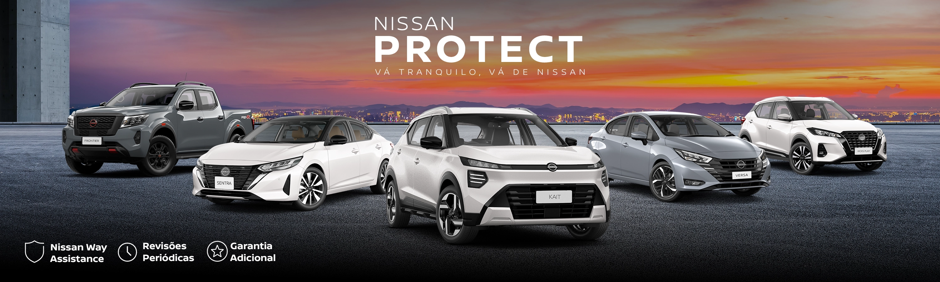 Linha de 5 veículos Nissan. Do centro: Kicks vermelho, Kait branco, Kicks Play branco, Frontier cinza, Versa cinza e Sentra branco. Texto 