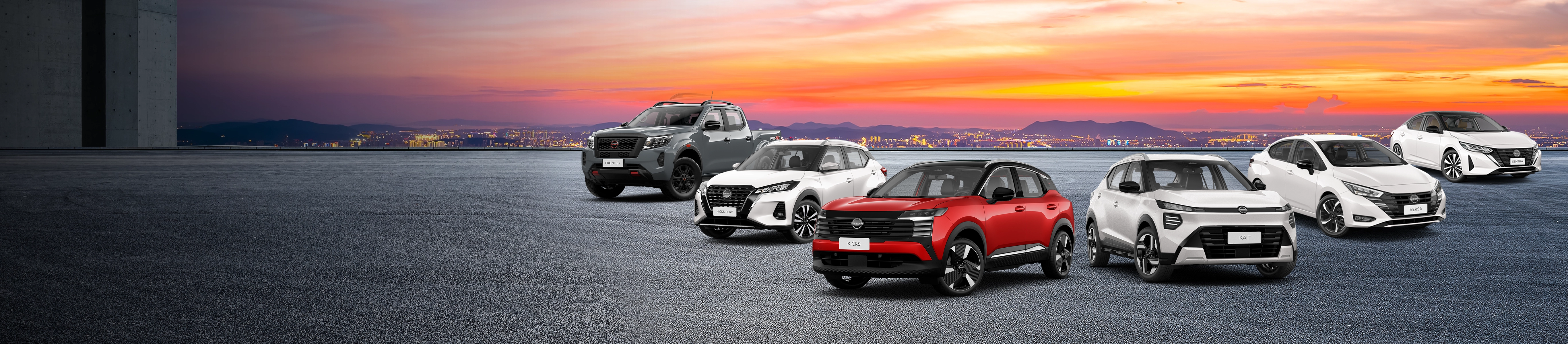 Linha de 6 veículos Nissan: picape Frontier cinza, Kicks Play branco, Kiks vermelho no centro, Kait cinza, Versa e sentra branco. Fundo com cidade e árvores vermelhas.