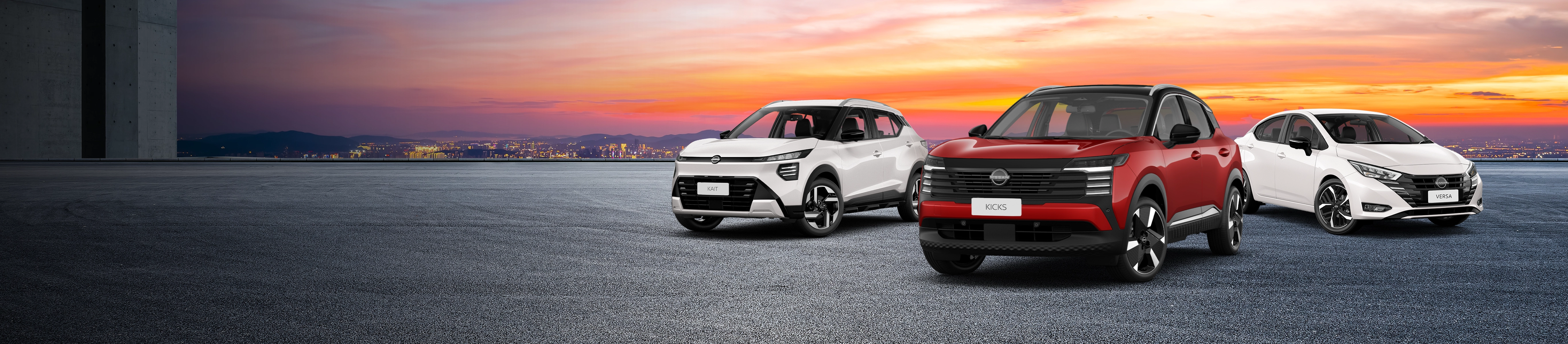 Lineup de veículos Nissan: SUV Kicks, SUV X-Trail e sedan Versa, em asfalto com horizonte urbano ao pôr do sol.