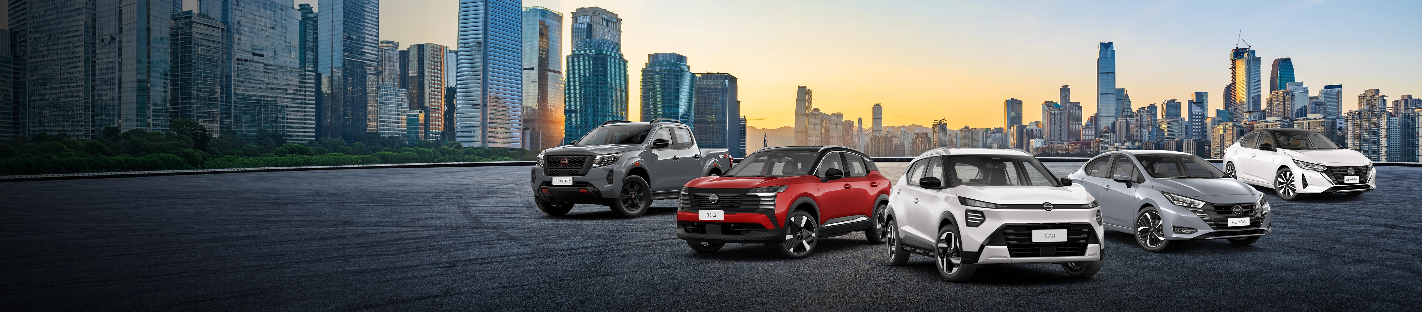 Linha de 5 veículos Nissan: picape Frontier cinza, Kicks Play branco, Kicks vermelho no centro, Versa cinza e Sentra branco. Fundo com cidade e árvores vermelhas.
