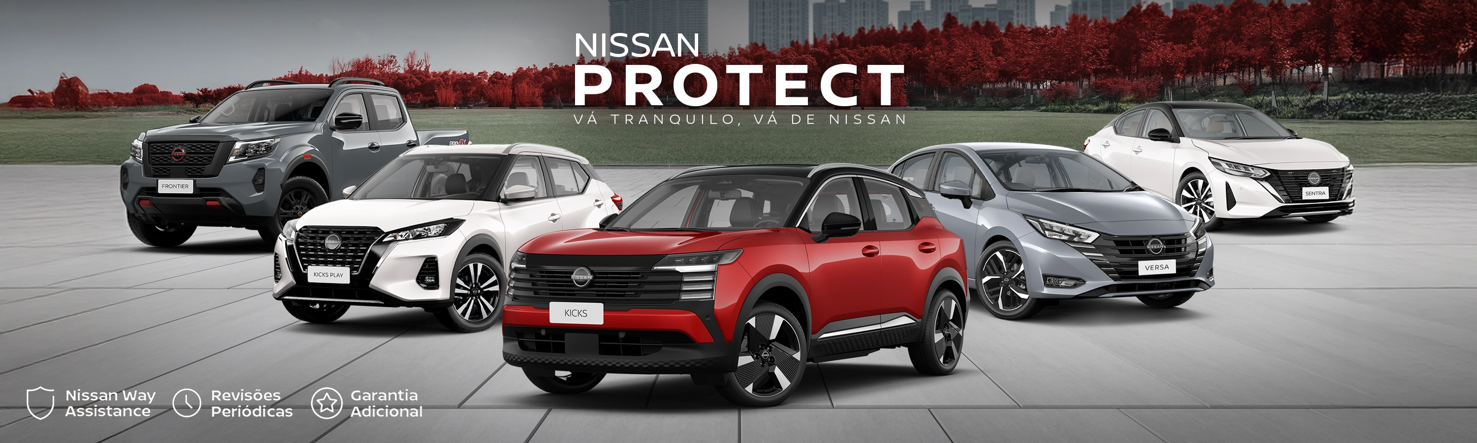 Linha de 5 veículos Nissan. Do centro: Kicks vermelho, Kicks Play branco, Frontier cinza, Versa cinza e Sentra branco. Texto 