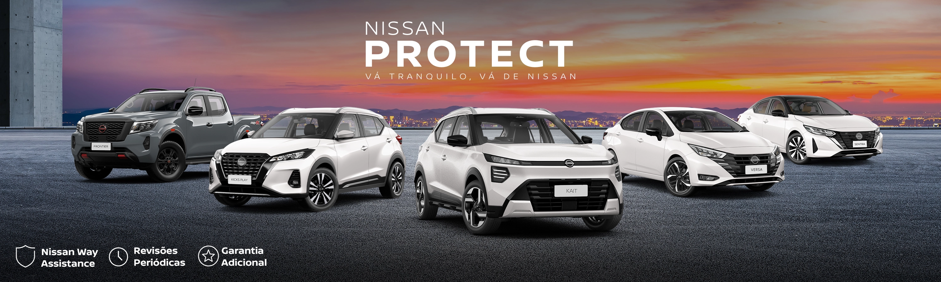 Linha de 5 veículos Nissan. Do centro: Frontier cinza, Kicks Play branco, kait branco, Versa cinza, sentra branco com teto preto. Texto 