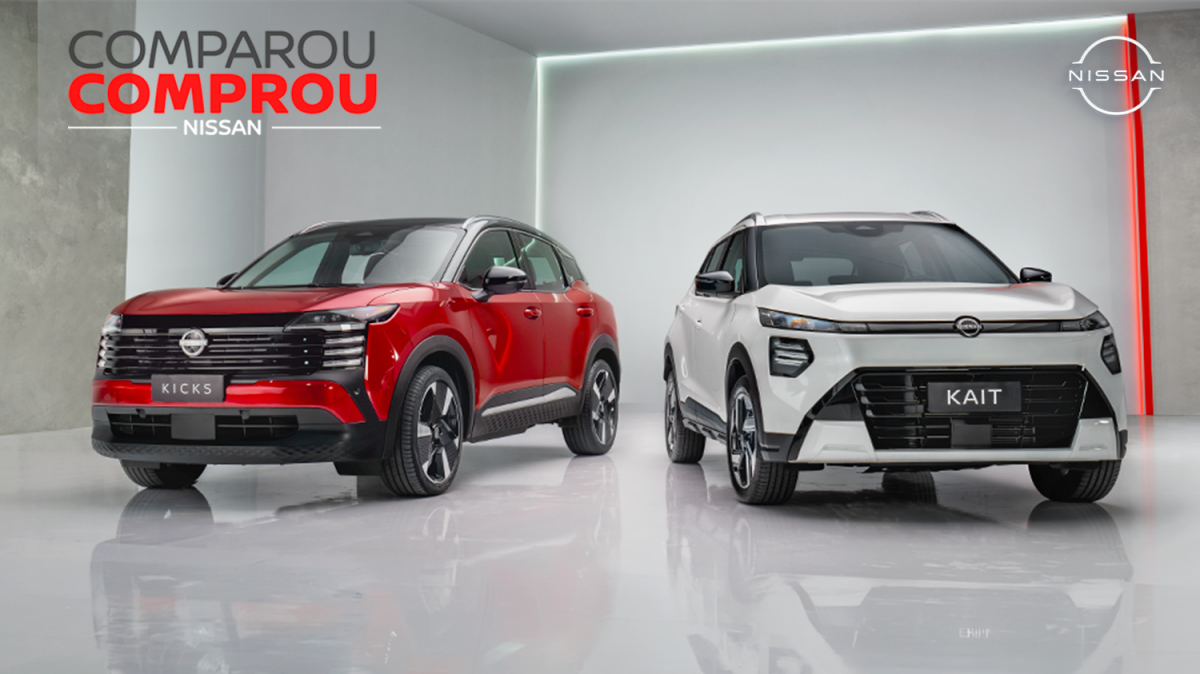 Banner apresentando dois SUVs Nissan Kicks vermelho à esquerda em um estúdio moderno: um vermelho à esquerda e um Nissan Kait branco à direita com a placa "KAIT".