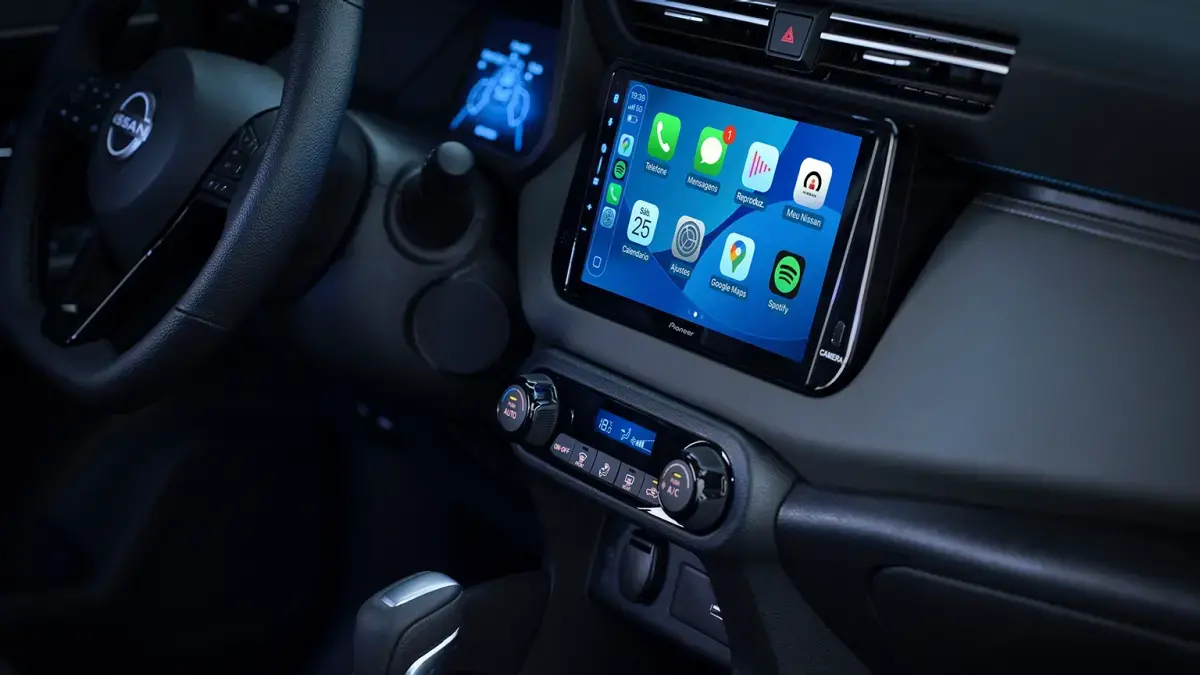 Interior do Nissan KAIT. Foco na tela multimídia de 7 polegadas exibindo a interface do Apple CarPlay.