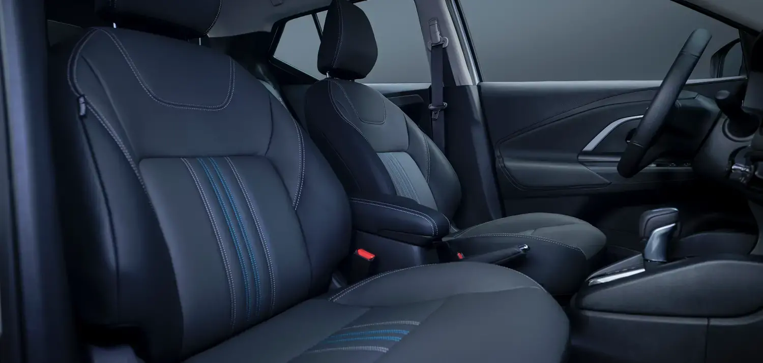 Vista do interior do Nissan KAIT. Destaque para o painel em dois tons, console central e acabamento, realçando o conforto e design interno.